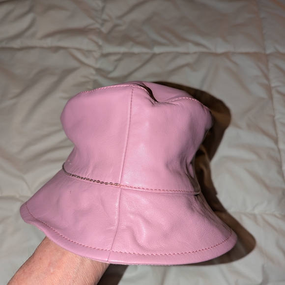 Wilsons Leather Silver Star Pendant Chain Bucket Hat
